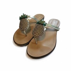 Madeline Stuart Womens Gold Pineapple Rhinestone Thong Sandals Size 7.5M Flat